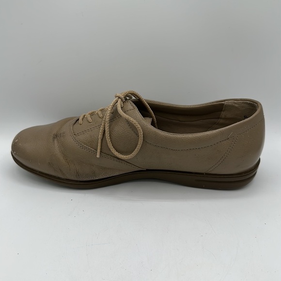 Easy Spirit Esmotion tan Oxford shoes, size 6 - Picture 8 of 9